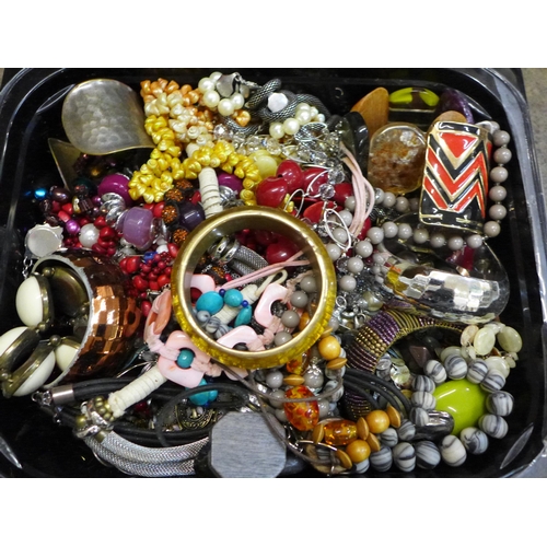 752 - A tub of costume jewellery