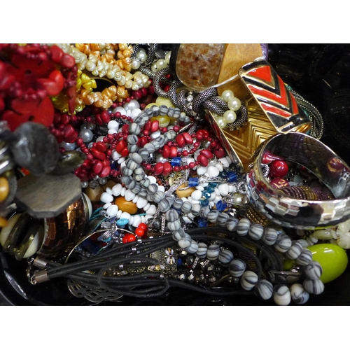 752 - A tub of costume jewellery