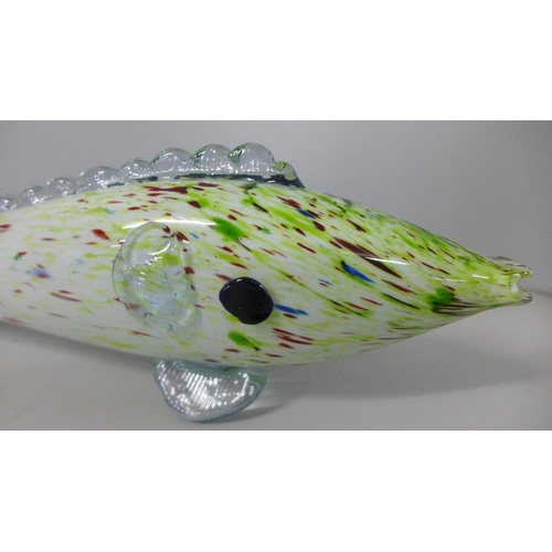 775 - Five coloured glass fish