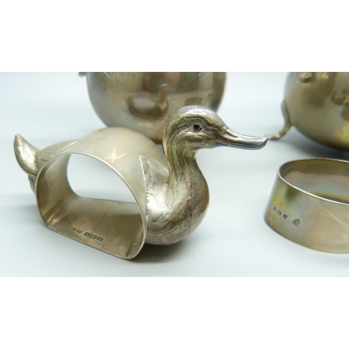 831 - A silver cream jug and sugar, two silver napkin rings, one in the form of a duck and a pair of silve... 