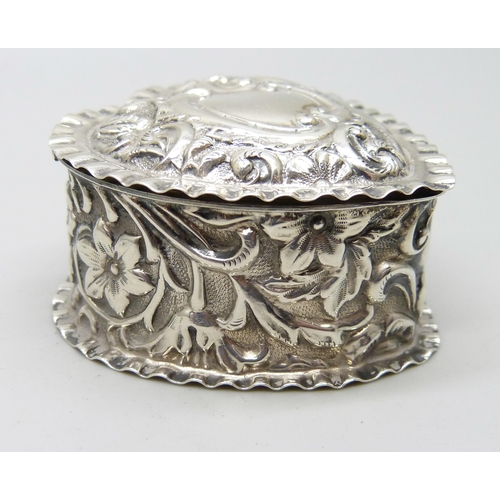 842 - A Victorian silver heart shaped box with gilt interior, Birmingham 1893