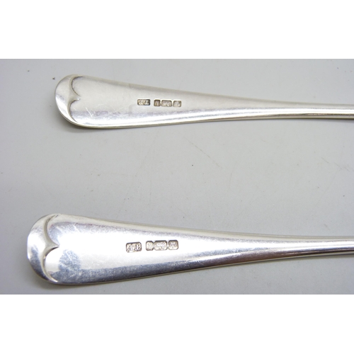 854 - A pair of silver serving spoons, Sheffield 1903, 153g