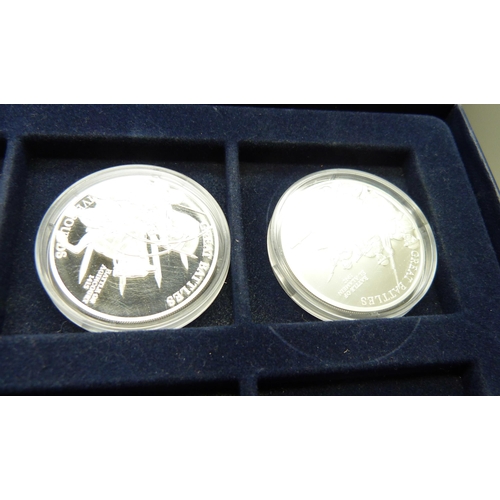 867 - Twelve silver £5 commemorative coins, Great Battles, Lest We Forget and one RAF, each 28.28g