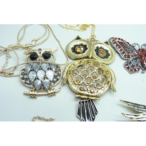 879 - A collection of animal and bird themed jewellery