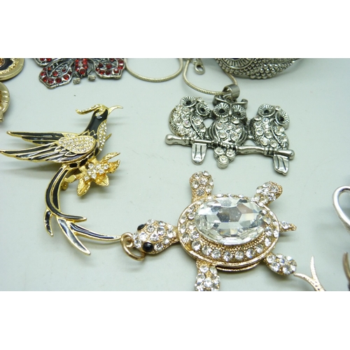 879 - A collection of animal and bird themed jewellery