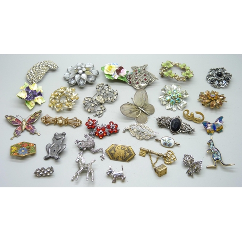 882 - Thirty costume brooches