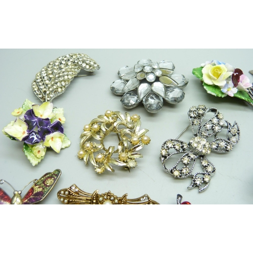 882 - Thirty costume brooches