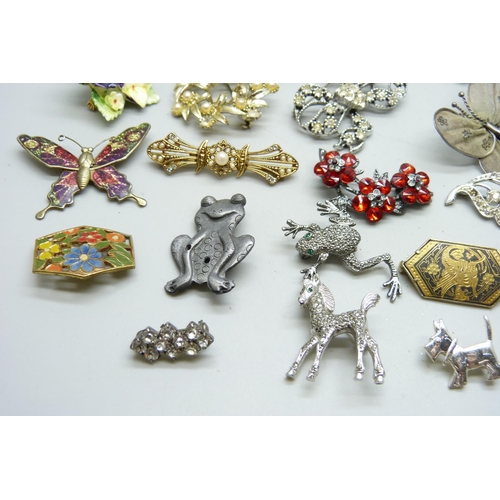 882 - Thirty costume brooches