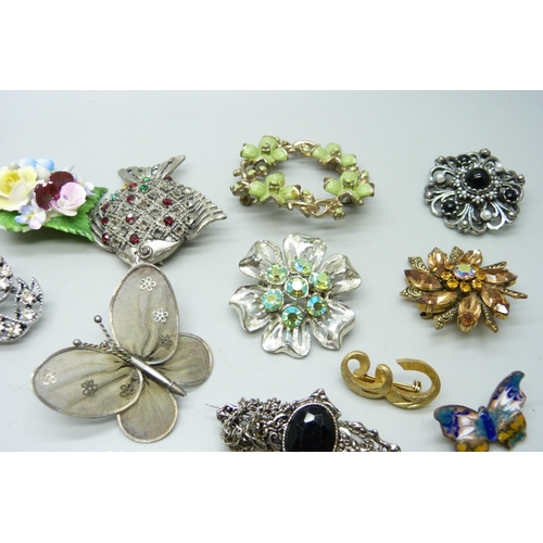 882 - Thirty costume brooches