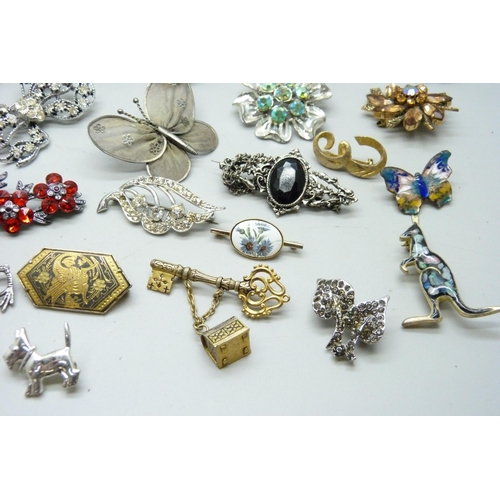 882 - Thirty costume brooches