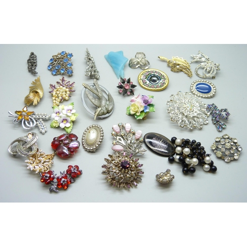 883 - Thirty costume brooches