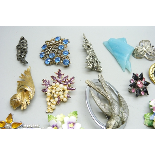 883 - Thirty costume brooches