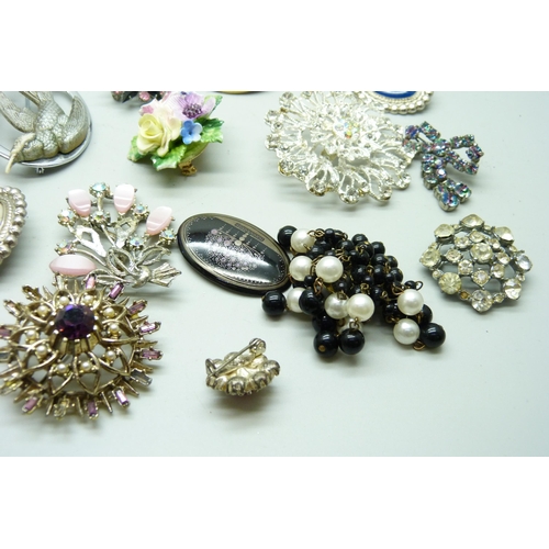 883 - Thirty costume brooches