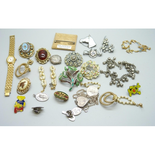 886 - A collection of jewellery, including silver