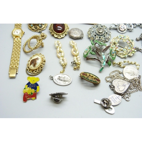 886 - A collection of jewellery, including silver