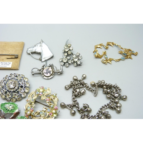 886 - A collection of jewellery, including silver