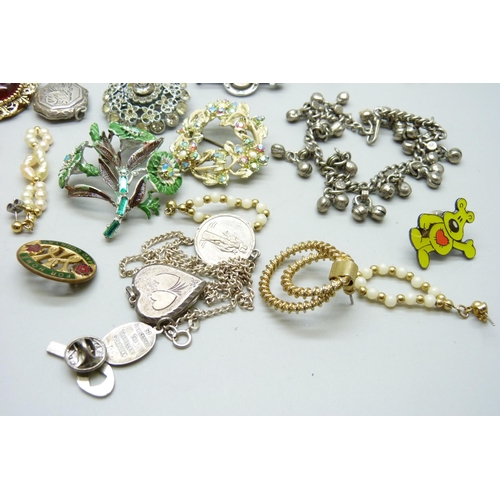 886 - A collection of jewellery, including silver