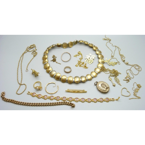 887 - A collection of jewellery including a locket with horseshoe detail and a Chinese brooch stamped 14k