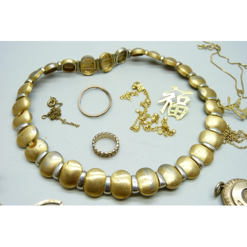 887 - A collection of jewellery including a locket with horseshoe detail and a Chinese brooch stamped 14k