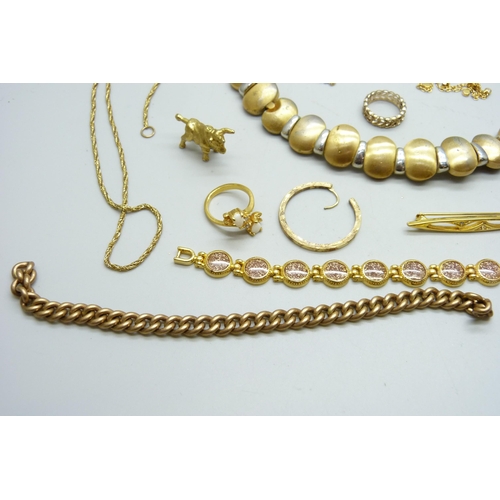 887 - A collection of jewellery including a locket with horseshoe detail and a Chinese brooch stamped 14k