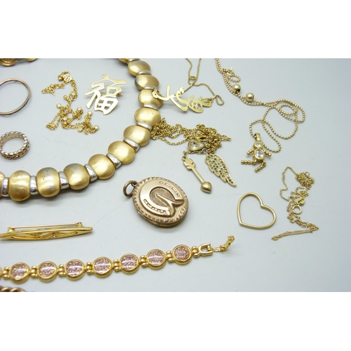 887 - A collection of jewellery including a locket with horseshoe detail and a Chinese brooch stamped 14k