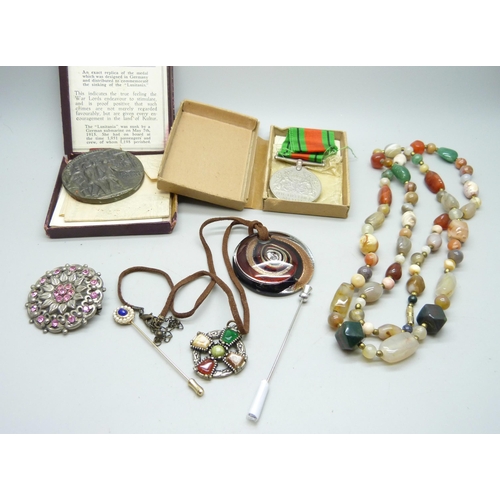 898 - A vintage agate necklace, costume jewellery, a Defence Medal and a Lusitania medallion