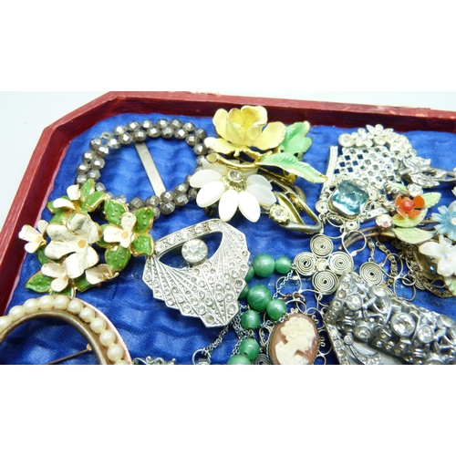 901 - A collection of vintage jewellery