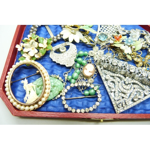 901 - A collection of vintage jewellery