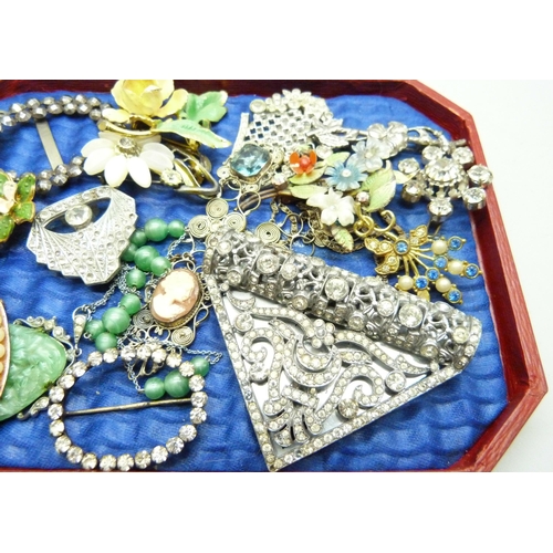 901 - A collection of vintage jewellery