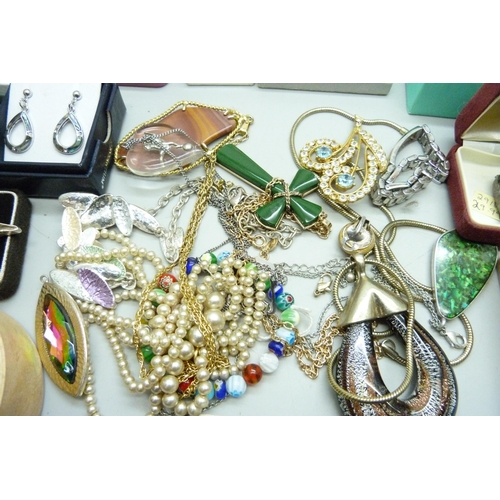 903 - A collection of costume jewellery