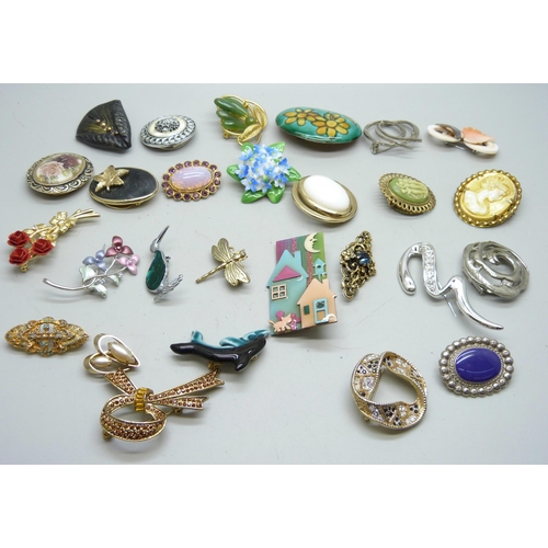 909 - A collection of brooches and scarf clips