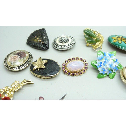 909 - A collection of brooches and scarf clips