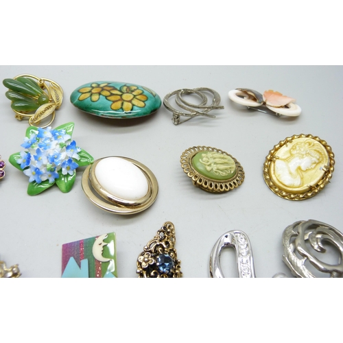 909 - A collection of brooches and scarf clips