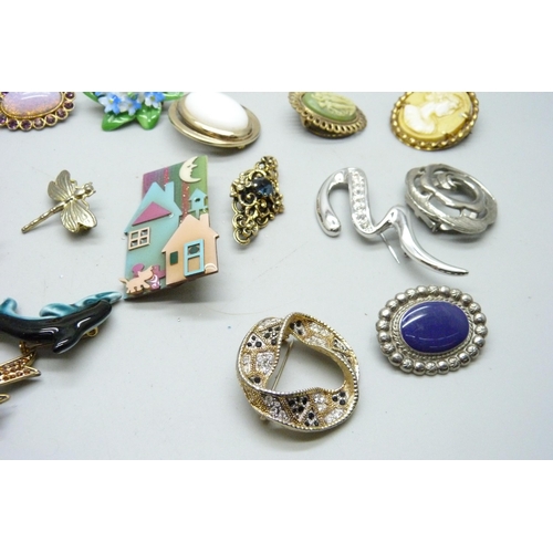 909 - A collection of brooches and scarf clips