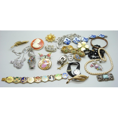 911 - A collection of vintage jewellery including marcasite and named brooches