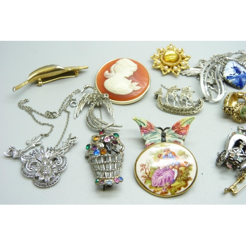 911 - A collection of vintage jewellery including marcasite and named brooches