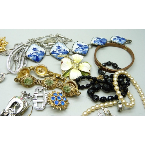 911 - A collection of vintage jewellery including marcasite and named brooches