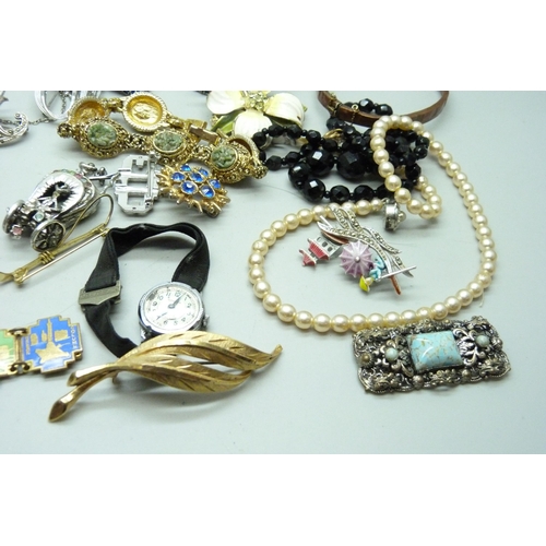 911 - A collection of vintage jewellery including marcasite and named brooches