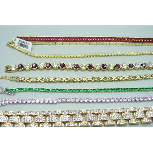 912 - Eleven bracelets