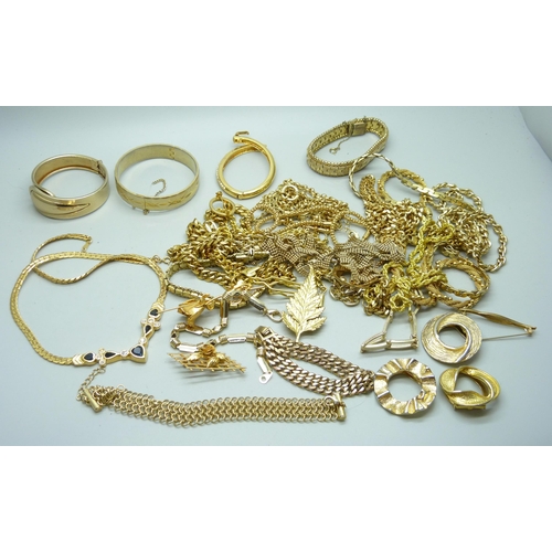 914 - A collection of gold tone jewellery