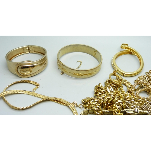 914 - A collection of gold tone jewellery