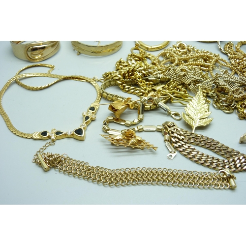 914 - A collection of gold tone jewellery