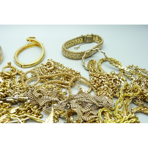 914 - A collection of gold tone jewellery