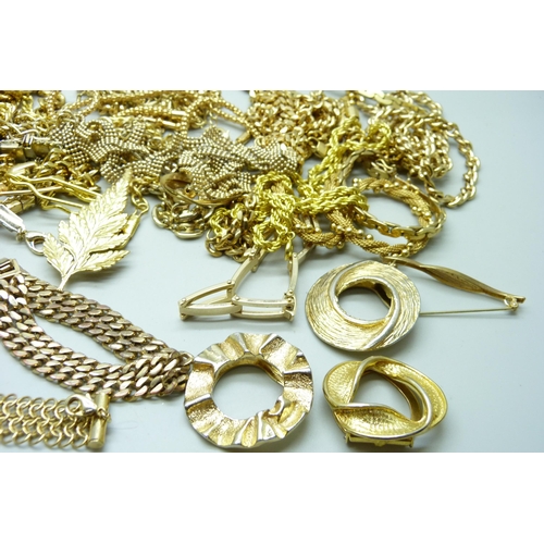 914 - A collection of gold tone jewellery