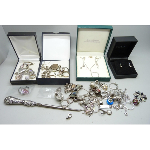 921 - A collection of silver and white metal jewellery