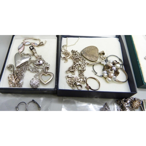 921 - A collection of silver and white metal jewellery