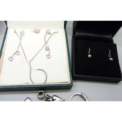 921 - A collection of silver and white metal jewellery