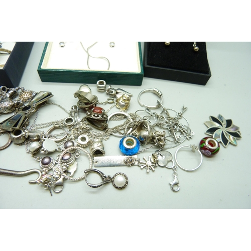 921 - A collection of silver and white metal jewellery