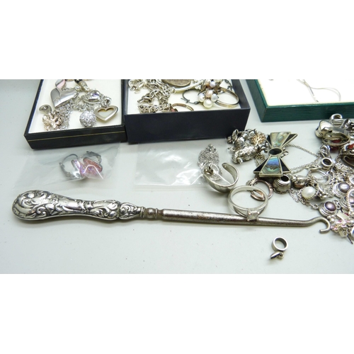 921 - A collection of silver and white metal jewellery