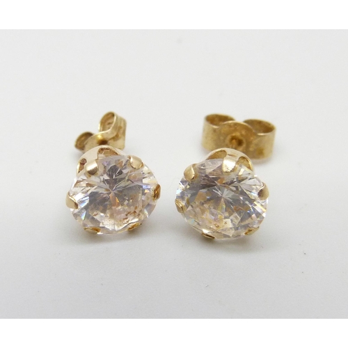 938 - A pair of 9ct gold stud earrings